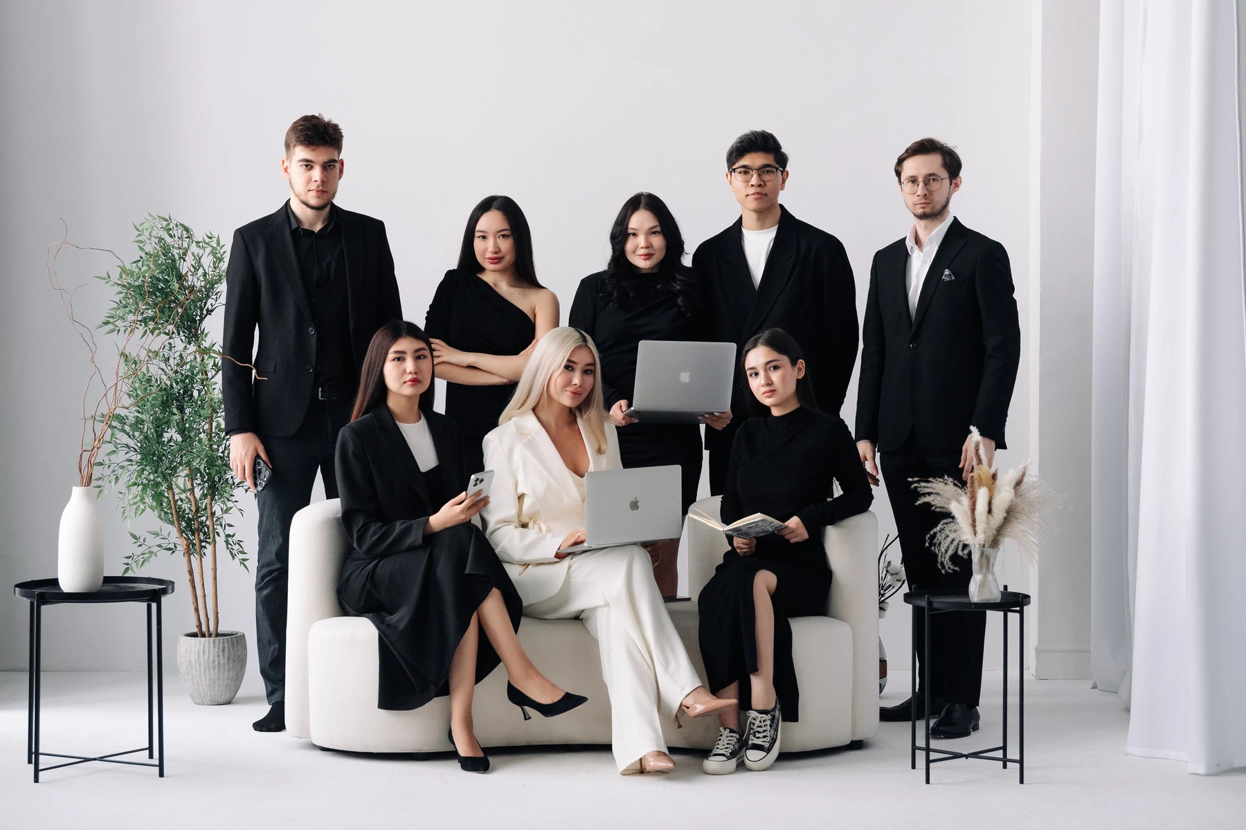 Команда DILIOR Agency в светлой студии